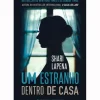 Um Estranho Dentro de Casa de Shari Lapena